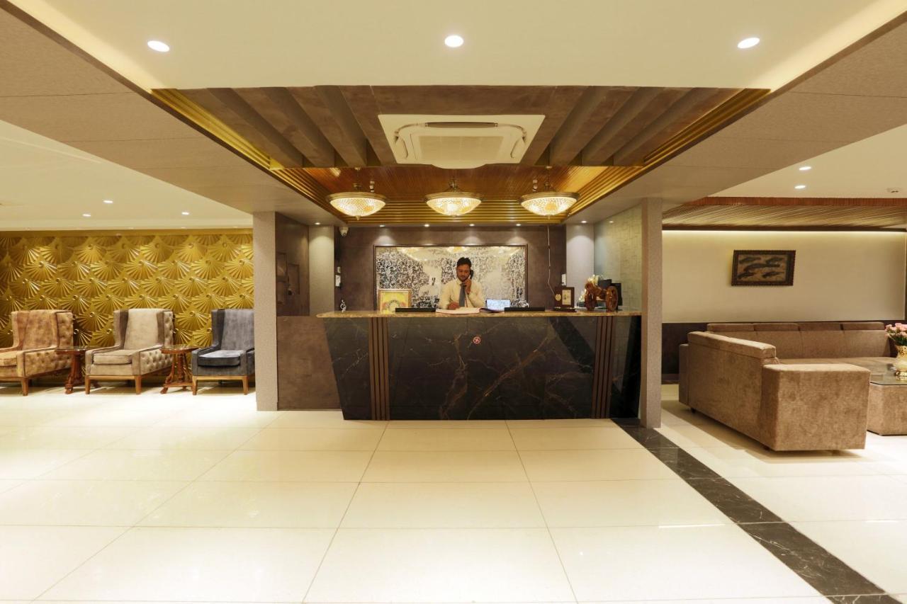 Hotel Sakura By Maps Gurgáon Kültér fotó